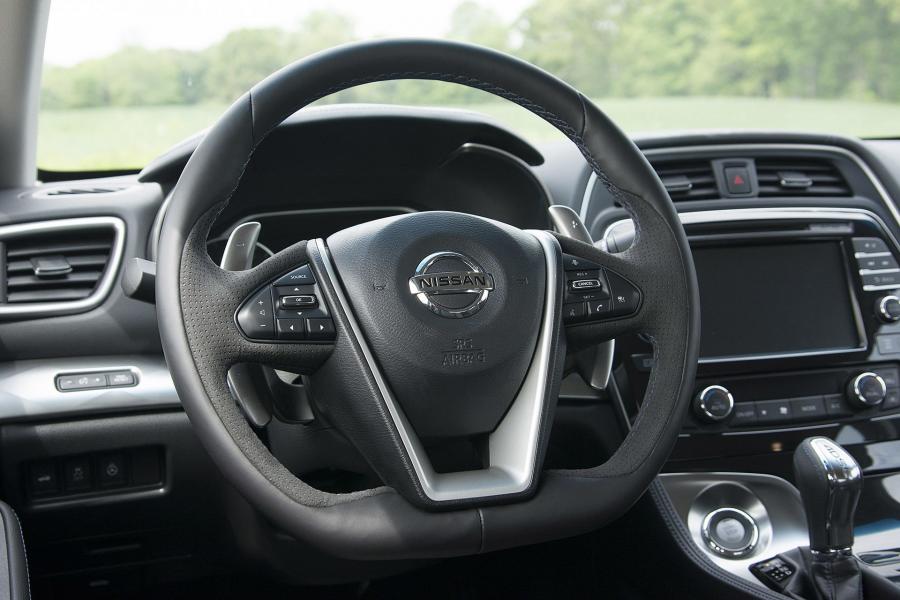 Детали интерьера Nissan Maxima SR 2016 года  (NA) (фото 19 из 36)